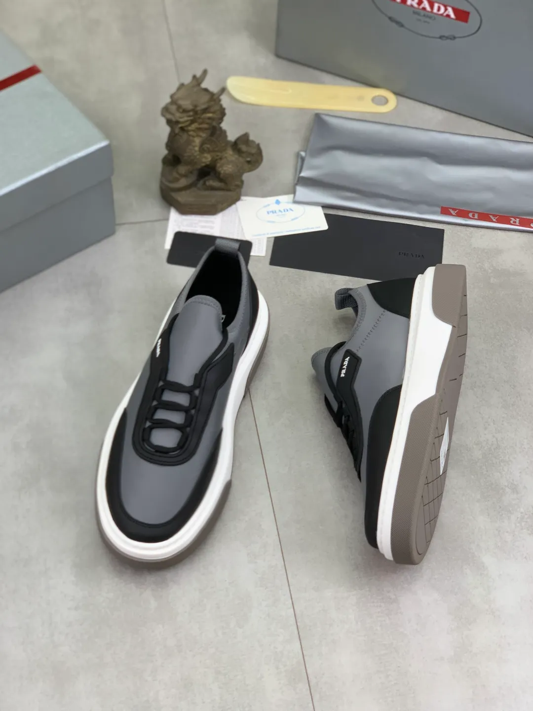 Men's shoes 💰P560💰[New style] popular models are on the official website, 🆘 Trendy brand (Prada) mainly promotes popular models, avant-garde and versatile fashion men's shoes private version mold opening, cowhide surface splicing 1:1.. Fashionable and simple, original imported cowhide lining cowhide feet; the atmosphere and personality are more fashionable, eye-catching and pursuing class. It will subvert the old idea and be a must-have for fashionistas with you! Must keep it for yourself! Tall and comfortable, large and low, high-end quality workmanship. Size: 38-44 3️⃣colors available.
